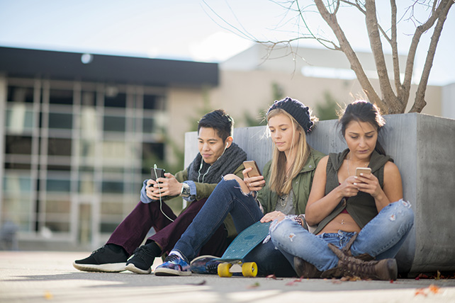 Téléphone portable au lycée : pourquoi Action & Démocratie soutient une interdiction inscrite dans la loi